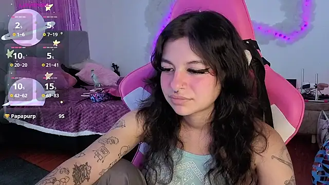 Snapshot of larah_uwu chatting on 26, 5, 2026 larah uwu online show from 26, 5, 2026