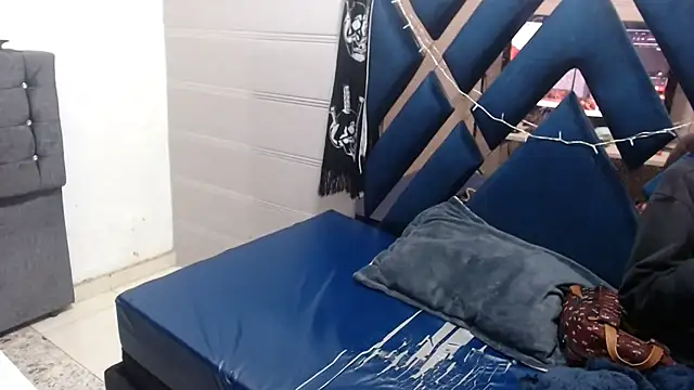 katalinathxandbritney1 online show from 15, 1, 2026