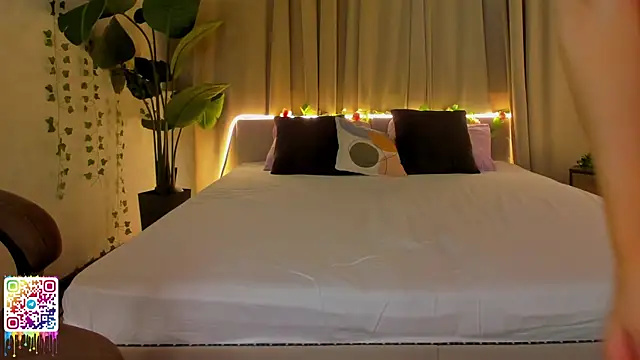 FlirtyAura online show from 14, 4, 2026