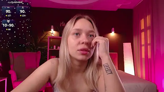 Snapshot of Pooja_Hegde chatting on 27, 9, 2025 Pooja Hegde online show from 27, 9, 2025