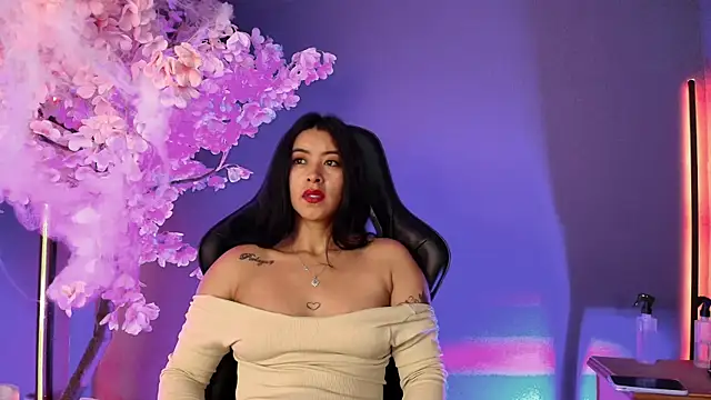 BellaFernandez   online show from 2, 11, 2025