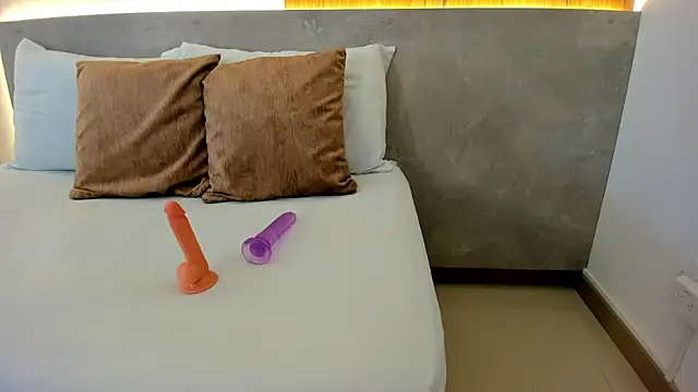 samantha 17  online show from 27, 9, 2025