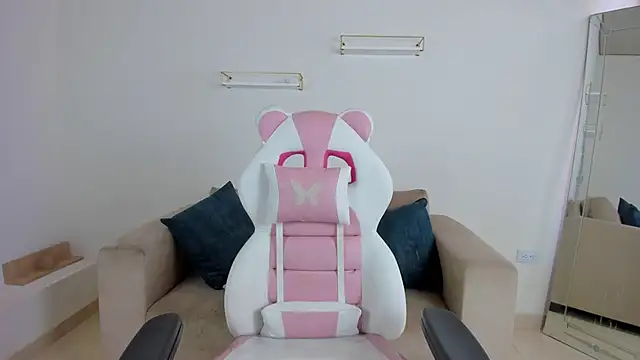 april smiith online show from 10, 11, 2025