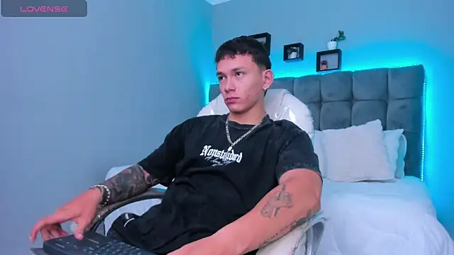 Snapshot of Thomas_moon chatting on 1, 2, 2026 Thomas moon online show from 1, 2, 2026