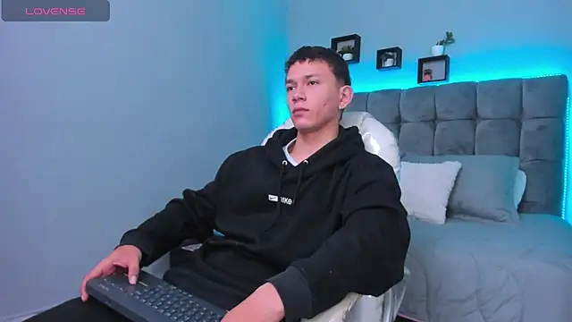 Snapshot of Thomas_moon chatting on 4, 2, 2026 Thomas moon online show from 4, 2, 2026