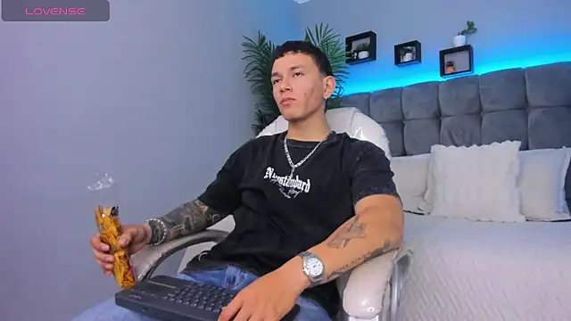 Snapshot of Thomas_moon chatting on 12, 2, 2026 Thomas moon online show from 12, 2, 2026