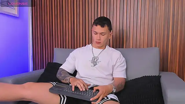 Snapshot of Thomas_moon chatting on 1, 3, 2026 Thomas moon online show from 1, 3, 2026