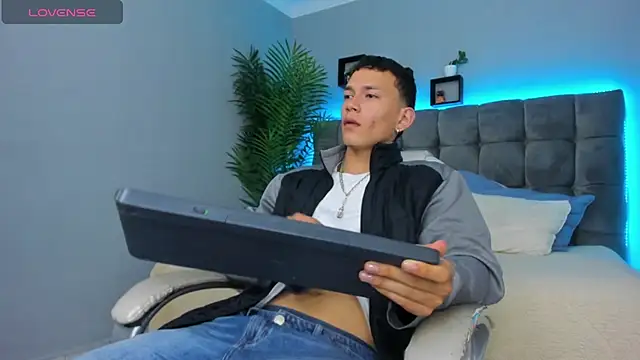 Snapshot of Thomas_moon chatting on 2, 3, 2026 Thomas moon online show from 2, 3, 2026