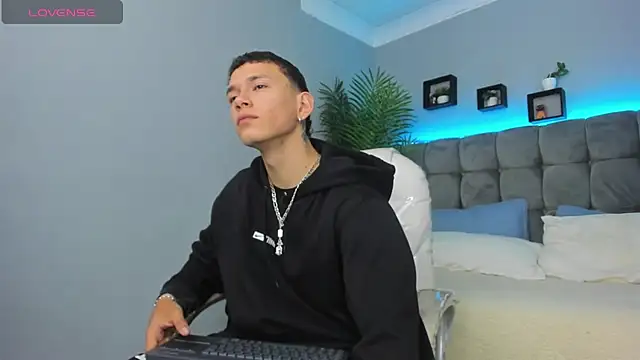 Snapshot of Thomas_moon chatting on 3, 3, 2026 Thomas moon online show from 3, 3, 2026