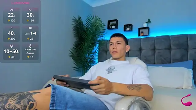 Snapshot of Thomas_moon chatting on 6, 3, 2026 Thomas moon online show from 6, 3, 2026