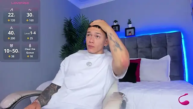 Snapshot of Thomas_moon chatting on 1, 4, 2026 Thomas moon online show from 1, 4, 2026