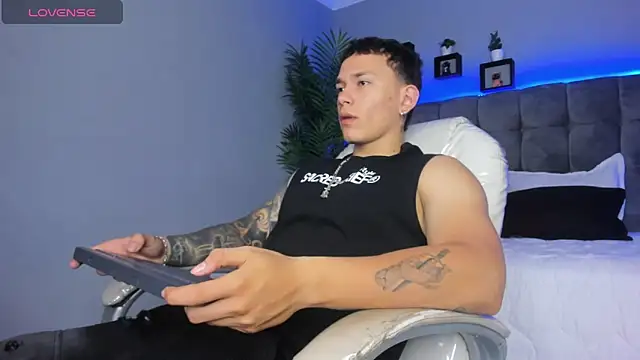 Snapshot of Thomas_moon chatting on 4, 4, 2026 Thomas moon online show from 4, 4, 2026