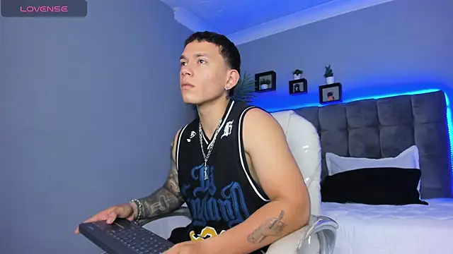 Snapshot of Thomas_moon chatting on 6, 4, 2026 Thomas moon online show from 6, 4, 2026