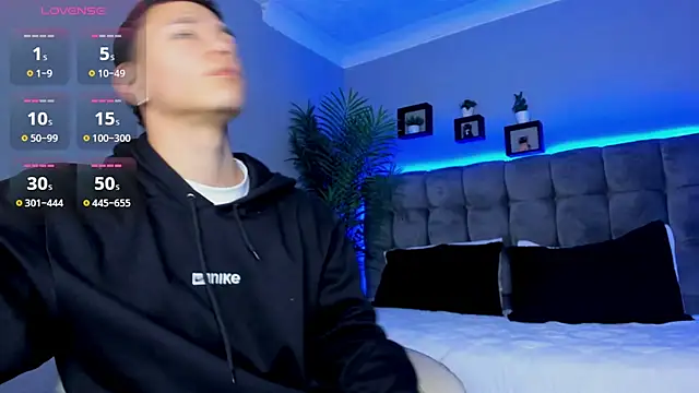 Snapshot of Thomas_moon chatting on 8, 4, 2026 Thomas moon online show from 8, 4, 2026