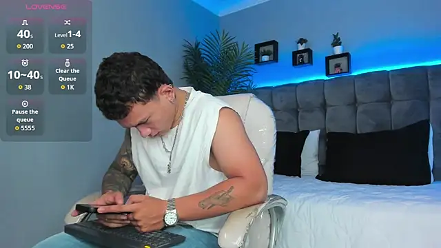 Snapshot of Thomas_moon chatting on 11, 4, 2026 Thomas moon online show from 11, 4, 2026