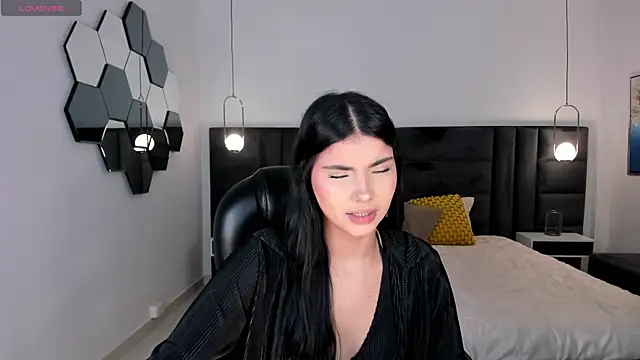 MiaLaurence online show from 12, 7, 2026