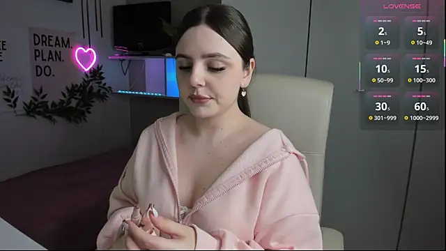 LiaWoow online show from 4, 10, 2025