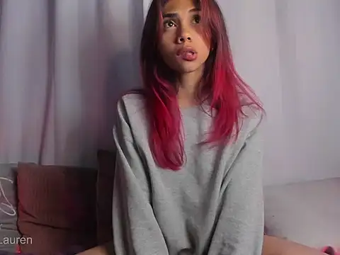 Laurenn 2 online show from 15, 10, 2025