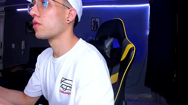 Snapshot of alexgiraldo__ chatting on 27, 9, 2025 alexgiraldo online show from 27, 9, 2025