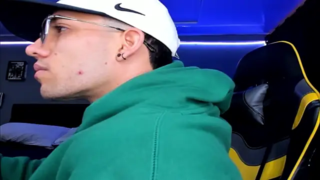 Snapshot of alexgiraldo__ chatting on 10, 10, 2025 alexgiraldo online show from 10, 10, 2025