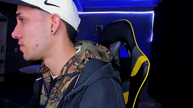 Snapshot of alexgiraldo__ chatting on 14, 10, 2025 alexgiraldo online show from 14, 10, 2025