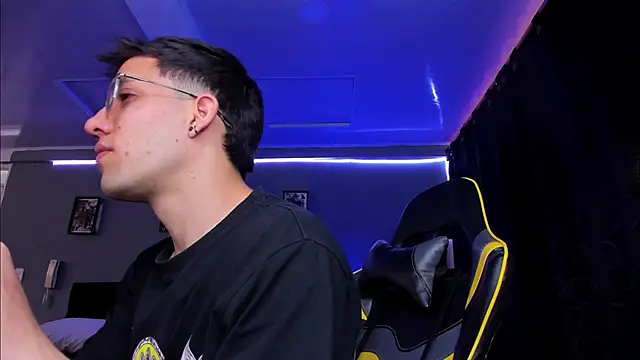 Snapshot of alexgiraldo__ chatting on 8, 11, 2025 alexgiraldo online show from 8, 11, 2025