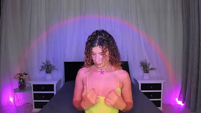 Snapshot of Evolet_Bee chatting on 19, 11, 2025 Evolet Bee online show from 19, 11, 2025