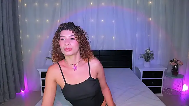 Snapshot of Evolet_Bee chatting on 24, 11, 2025 Evolet Bee online show from 24, 11, 2025