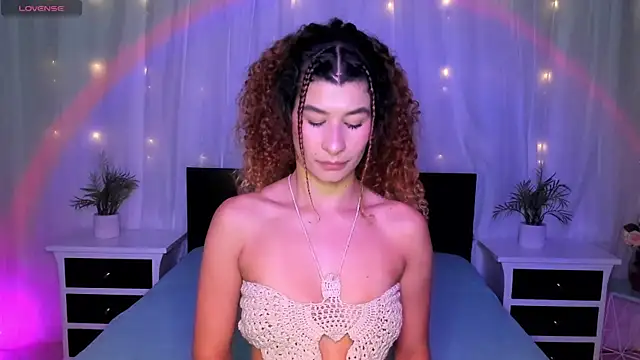 Snapshot of Evolet_Bee chatting on 20, 12, 2025 Evolet Bee online show from 20, 12, 2025