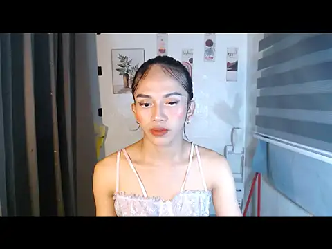 Snapshot of LauraSoHot chatting on 10, 9, 2025 LauraSoHot online show from 10, 9, 2025