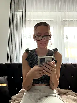 Snapshot of Emilia_Mausi chatting on 12, 10, 2025 Emilia Mausi online show from 12, 10, 2025