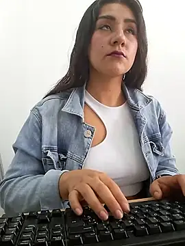 CAROLINE  07 online show from 20, 11, 2025