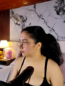 Snapshot of LunaRosse_ chatting on 15, 4, 2026 LunaRosse online show from 15, 4, 2026