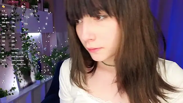 Honeey Beee online show from 7, 11, 2025