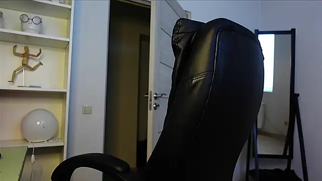 Laura Chaplin online show from 24, 9, 2025