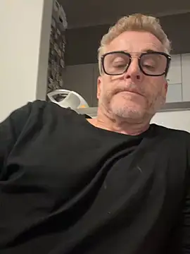 Axl hot online show from 5, 4, 2026