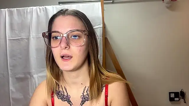 SuzyMiu online show from 11, 11, 2025