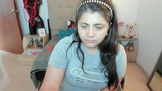 TifanyAmazinng online show from 5, 12, 2025