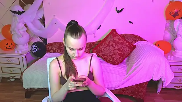 Kelly Cartier online show from 24, 10, 2025