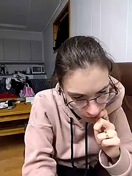 Snapshot of HoneySquirrel chatting on 5, 12, 2025 HoneySquirrel online show from 5, 12, 2025