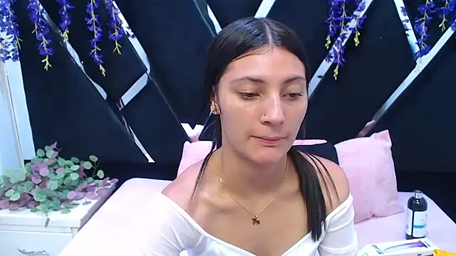  Luna Bennett online show from 7, 4, 2026