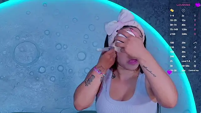 ReinaChloe online show from 30, 6, 2026