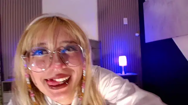 Snapshot of rihonna_hs8 chatting on 8, 10, 2025 rihonna hs8 online show from 8, 10, 2025