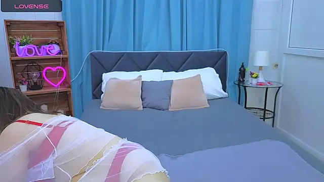 Laura Ellinss online show from 7, 10, 2025