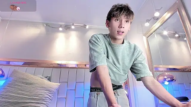 Snapshot of Twinkie_Hung chatting on 27, 11, 2025 Twinkie Hung online show from 27, 11, 2025