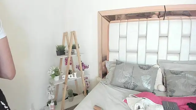 MiaVillalobos online show from 15, 9, 2025