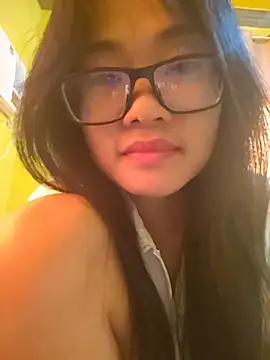 Snapshot of YayeeShow chatting on 5, 11, 2025 YayeeShow online show from 5, 11, 2025