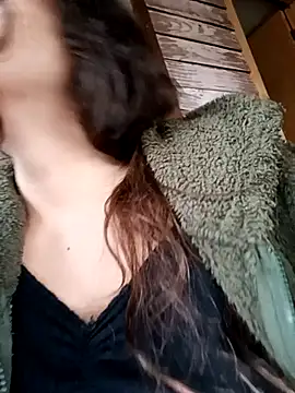 Snapshot of BomBomLuu chatting on 13, 12, 2025 BomBomLuu online show from 13, 12, 2025