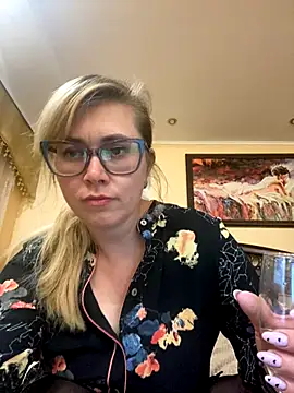 Crystal00Girl online show from 20, 9, 2025