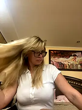 Crystal00Girl online show from 23, 9, 2025